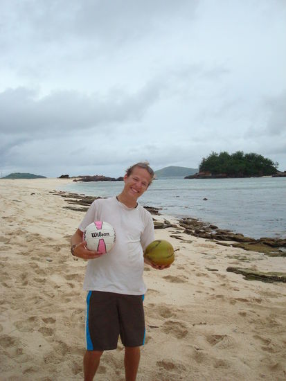 Ich mit Wilson und einer Kokosnuss auf dem Strand wo Tom Hanks angespuelt wurde