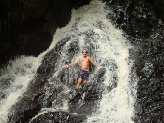Im Suden der Hauptinsel, in einem Wasserfall