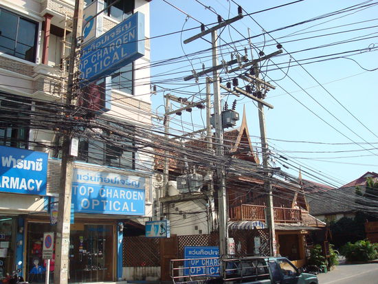 Unglaublich aber es brennt Licht und ueberall laeuft die Klimaanlage volle Waesch