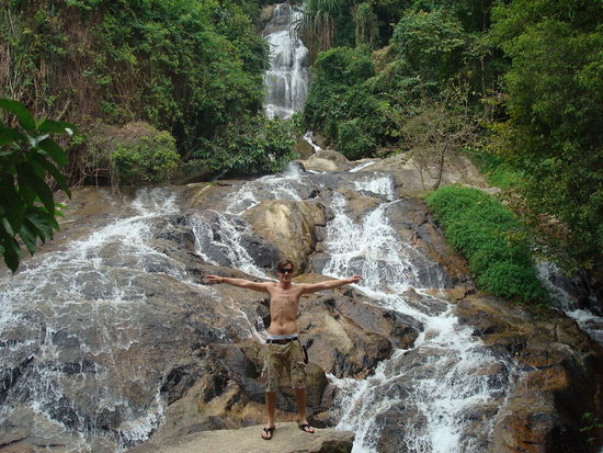 Tino vor dem 80m hohen Namuang Wasserfall