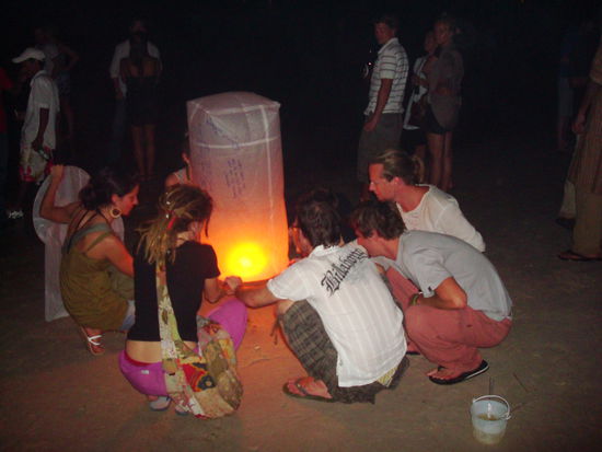 Wir beim Gluecksballon zuenden