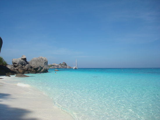 Strand auf Koh Miang mit riessen Granitfelsen