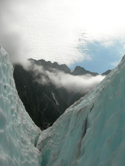 das kleine helle im hintergrund ist ein wasserfall