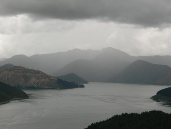 petes peak mit aussicht ueber die marlborough sounds und natuerlich bei regen