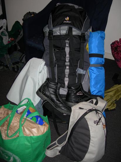 und das schlepp ich immer mit mir rum.  grosser rucksack, kleiner rucksack und eine mal mehr mal weniger volle essentasche.