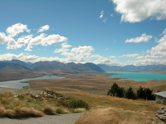 rechts: tuerkisfabener lake tekapo links: normaler see