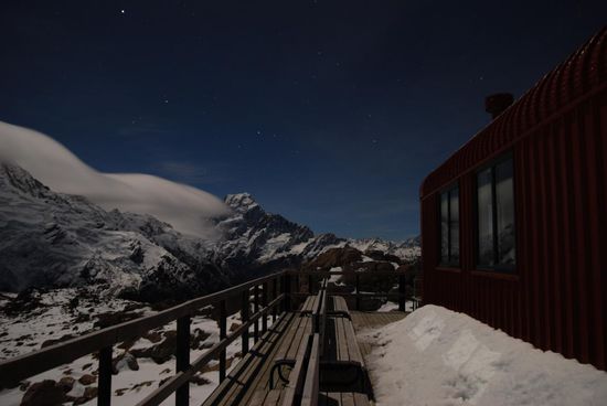 hut on mt. cook (auch nicht mein foto, dennoch sehr schoen und wenn man genau hinschaut sieht man ein paar sterne am himmel)