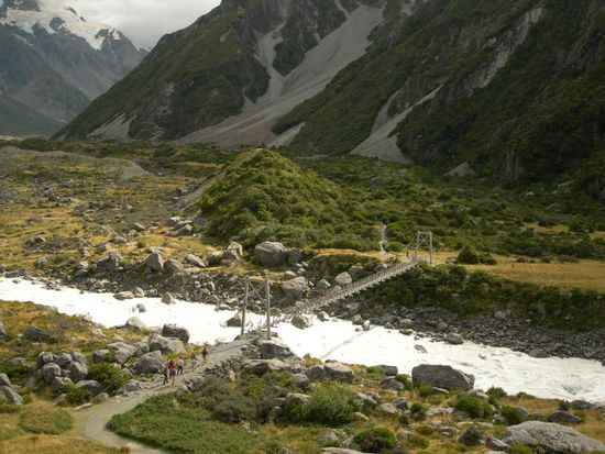 wanderung mt cook. das helle ist ein sehr aufgewuehlter gletscherfluss.