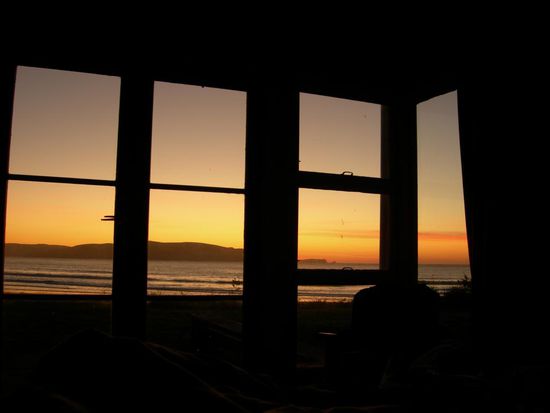 sonnenaufgang in den Catlins! vom bett aus fotografiert, so frueh ist man naemlich unfaehig sich mehr zu bewegen.