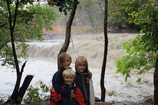 Pause an den Wasserfällen des Farako- man beachte Navins Regenjacke! Und die Wasser- bzw. Schlammmassen; man bekommt eine Vorstellung von der Regenzeit in diesen Gefilden...