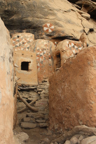 "heiligen Häuser" -Rot steht für Blut, Schwarz für den Tod und Weiß für das Leben-