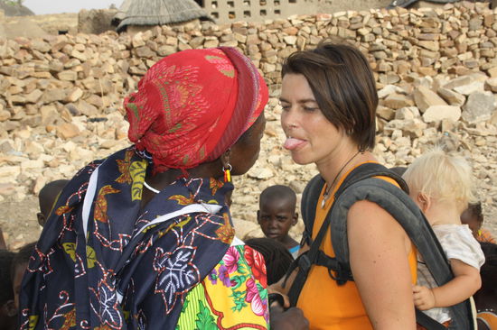 Dogonfrauen sind zwar auch gepierct -in Ohren, Nase, Lippe, ?- aber ein Zungenpiercing hatten sie noch nie gesehen.