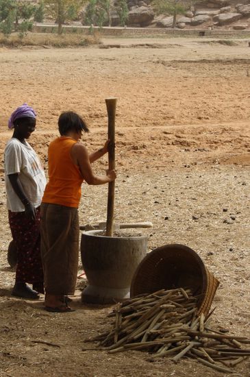 gingen den Dogons ein wenig zur Hand - Silke beim Hirse stampfen