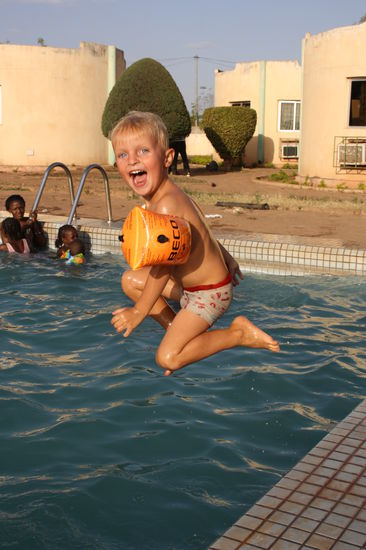 stürzen uns mitten in die gerade stattfindende Poolparty.