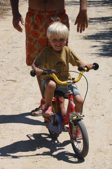 und Navin lernt sogar noch Fahrrad fahren!