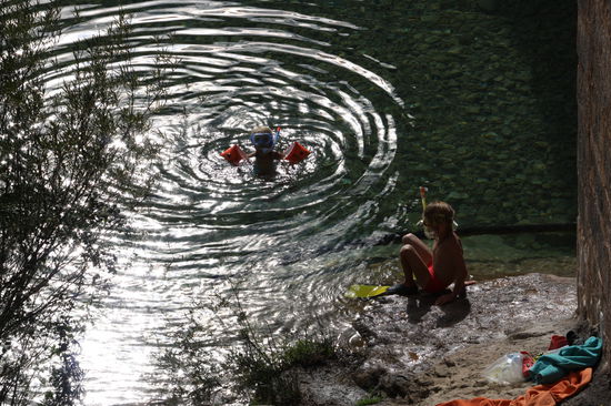und schnorchelten im gestauten Flussbecken,