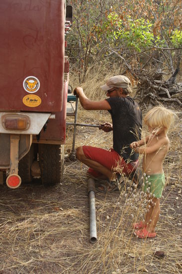 Hier hat sich ein Stein verkeilt. Spaeter bricht dann auch noch ein Verankeruungspunkt des Koffers; das Malheur laesst sich in Bamako allerdings schnell wieder schweissen!
