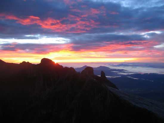 Geschafft...... Sonnenaufgang bei ca. 0 Grad auf 4100 Meter ! Es war arschkalt, windig und anstrengend, aber hat sich eindeutig gelohnt.