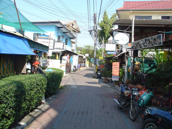 Eine Seitenstrasse von Chiang Mai wo wir unser Morgenessen genossen.