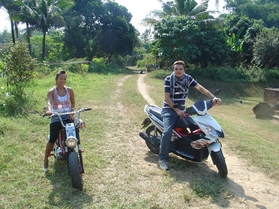 Dominic und Nid auf ihren Motorbikes.