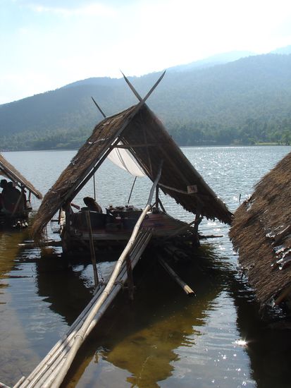 Unsere gemuetliche Huette auf dem See.