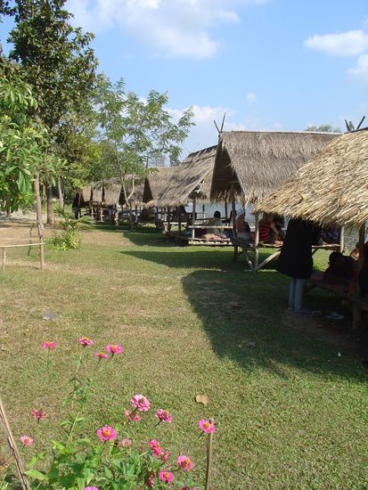 Andere Huetten am See, hauptsaechlich von Thais belegt.