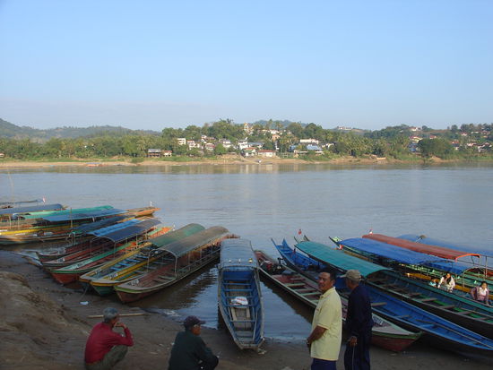 Die Faehren ueber den Mekong River nach Laos.