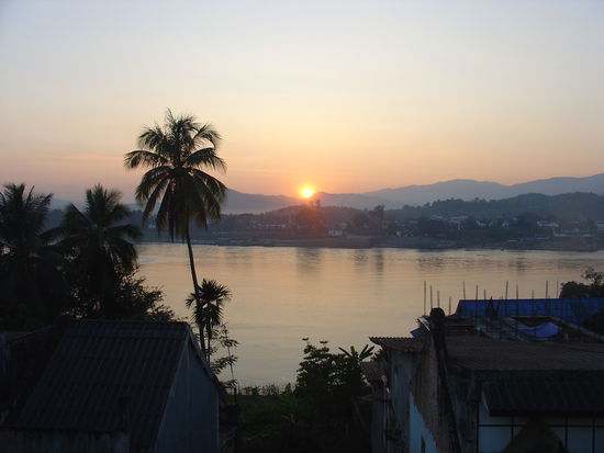 Sonnenuntergang Richtung Thailand von unserer Dachterasse.