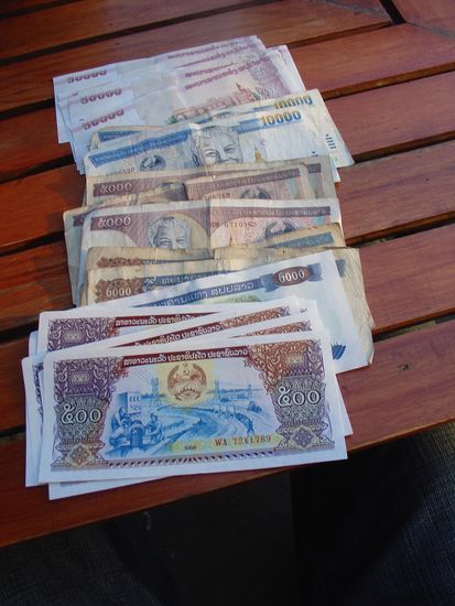 Laotische Kip, kleinste Note 500, groesste Note 50'000.