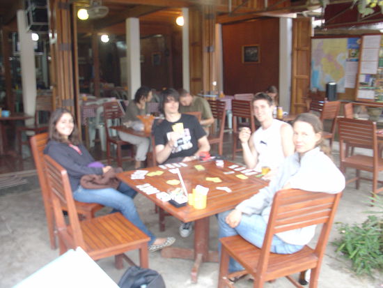 Poker "Lao-Style"  (leider wurde das Foto nicht genuegend scharf)