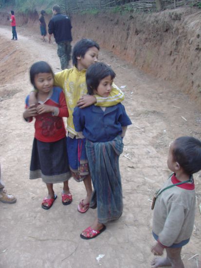 Akha Kinder... sie waren ueberhaupt nicht scheu.