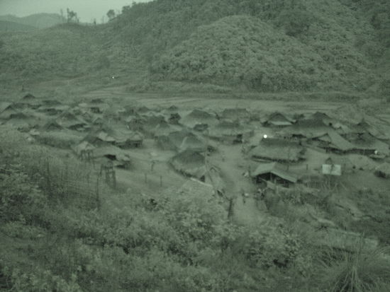 Das gesamte Dorf beim Eindunkeln mit Restlichtverstaerker.