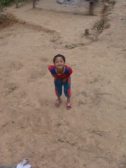 Ein Akha Junge der sichtlich Spass an meiner Kamera hatte...