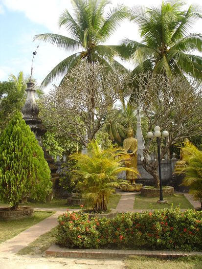 Tempelanlage mit goldenem Buddha...