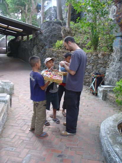 Peter war einfach immer zu nett und kaufte von jedem ein Gluecksarmbaend.