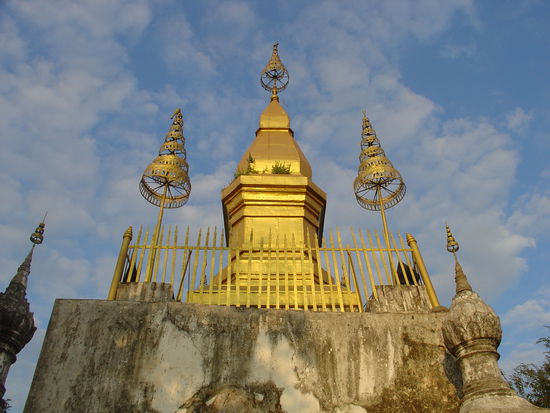 Auf dem Gipfel eine sogenannte goldene "Stupa".