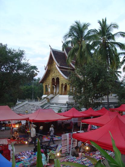 Nachtmarket und weiterer Tempel.