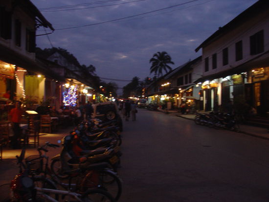 Die Hauptstrasse beim eindunkeln.