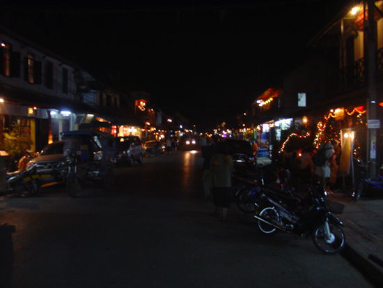 Hauptstrasse in der Nacht, alles voller Lichter.