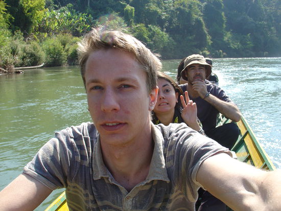 Kurze Bootsfahrt zu den Wasserfaellen...