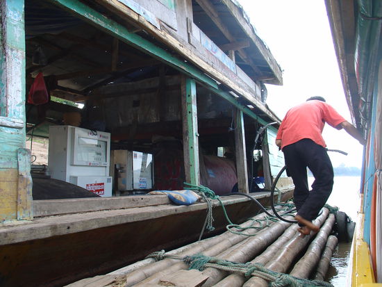 Tankstopp bei einem anderen Boot...