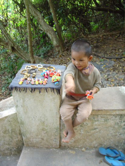 Eines der Kinder die etwas verkauften.... er war wirklich viel zu jung.