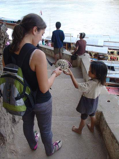 Kleines Maedchen mit Vogel im Kaefig... Jessica konnte es nicht fassen.