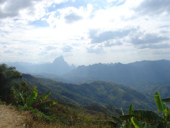 Wunderschoene Berglandschaft auf der Fahrt nach Viang Veng.