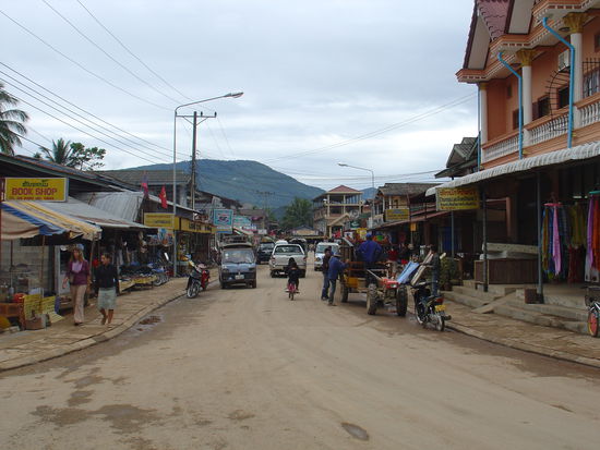 Die Hauptstrasse von Viang Veng, einer wirklich kleinen Ortschaft.