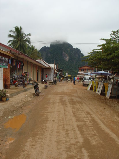 An dieser Strasse befand sich meine Unterkunft (hinten rechts), dahinter der Fluss und danach die Felsen.