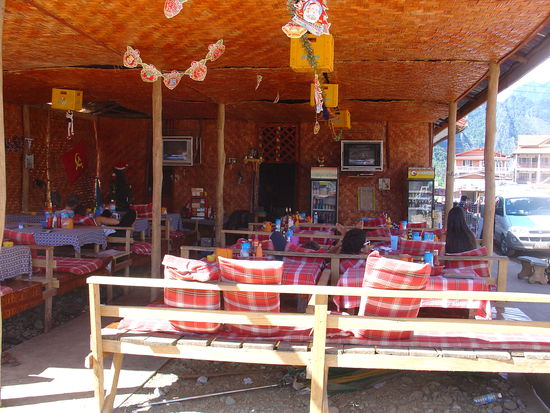 Eine der unzaehligen, aber voll gemuetlichen Videobars.