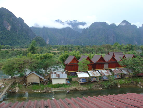 Blick vom Balkon meines Guesthouses auf Fluss, die "Party-Island" &amp; Felsen.
