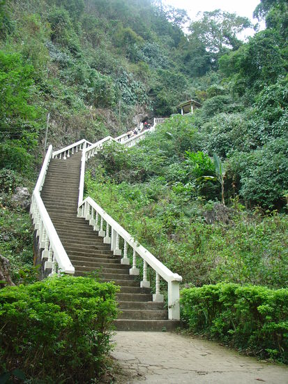 Aufstieg zur Hoehle...