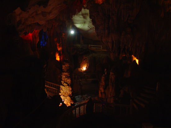 Im innern der Hoehle, ueberall schoen beleuchtet...